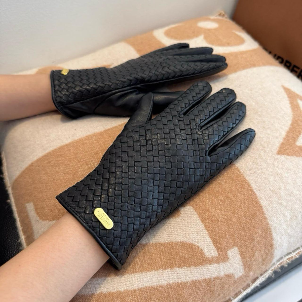 Ladies gloves & leggings
