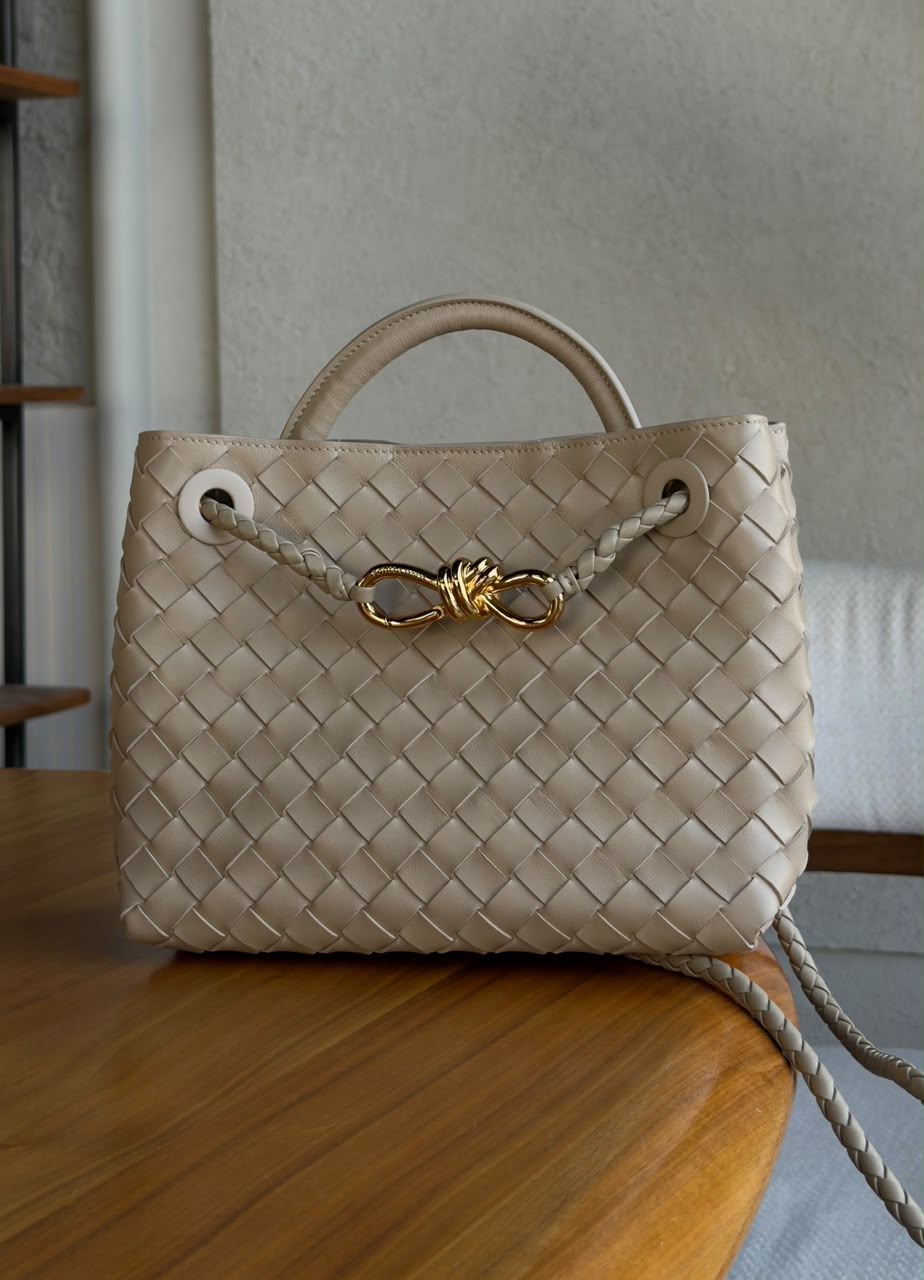 Ladies bo**ega bags