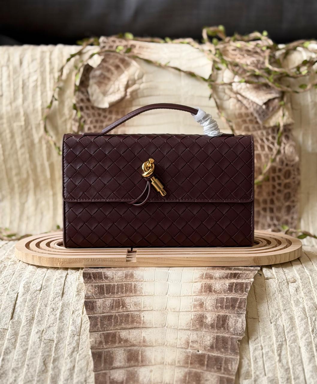 Ladies bo**ega bags