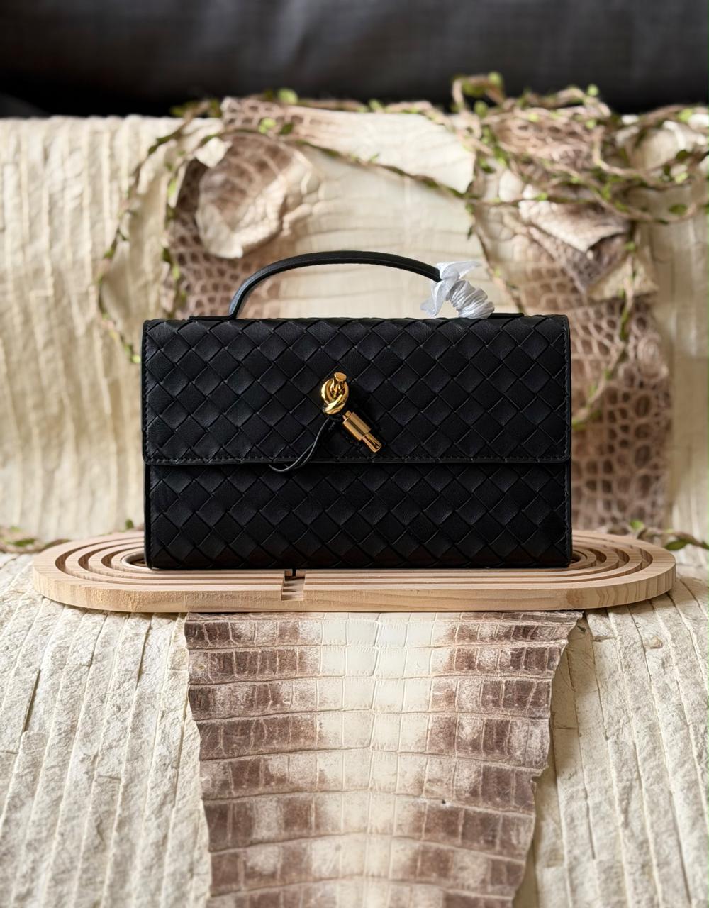 Ladies bo**ega bags
