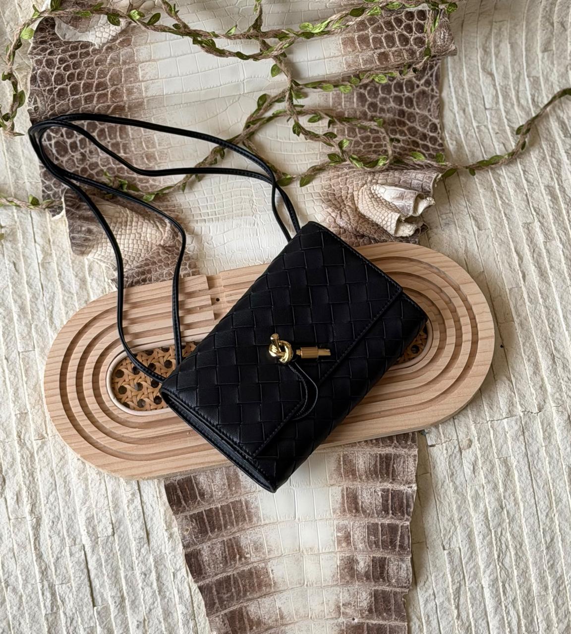 Ladies bo**ega bags