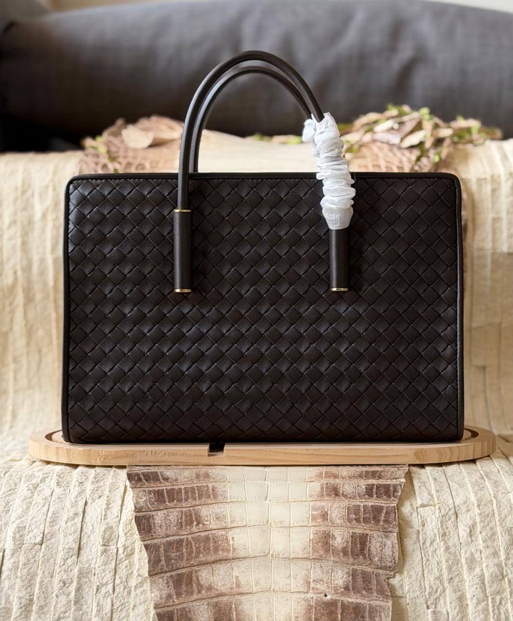 Ladies bo**ega bags