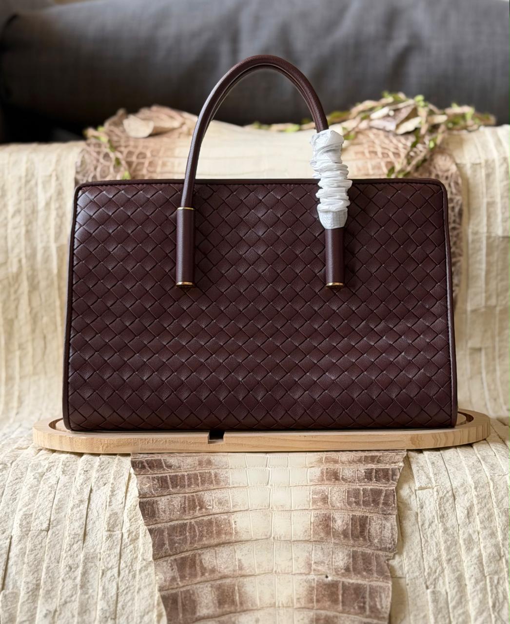 Ladies bo**ega bags