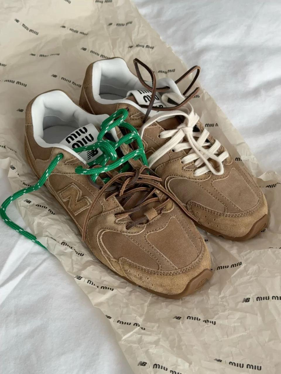 Ladies sneakers