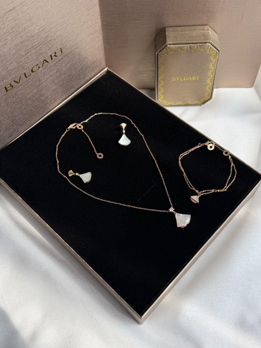 Full set jewelry.