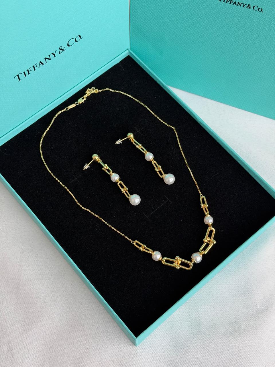 Full set jewelry.