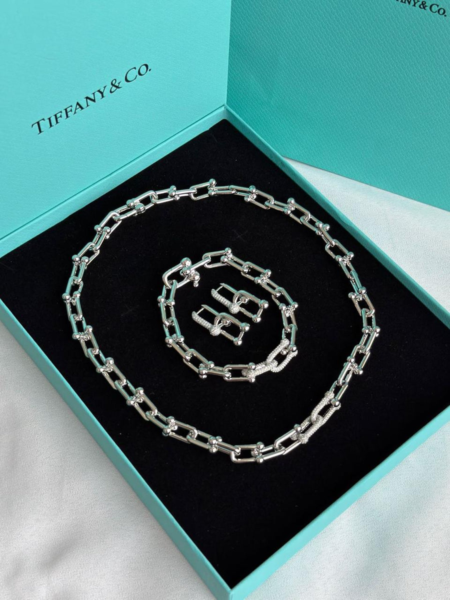 Full set jewelry.