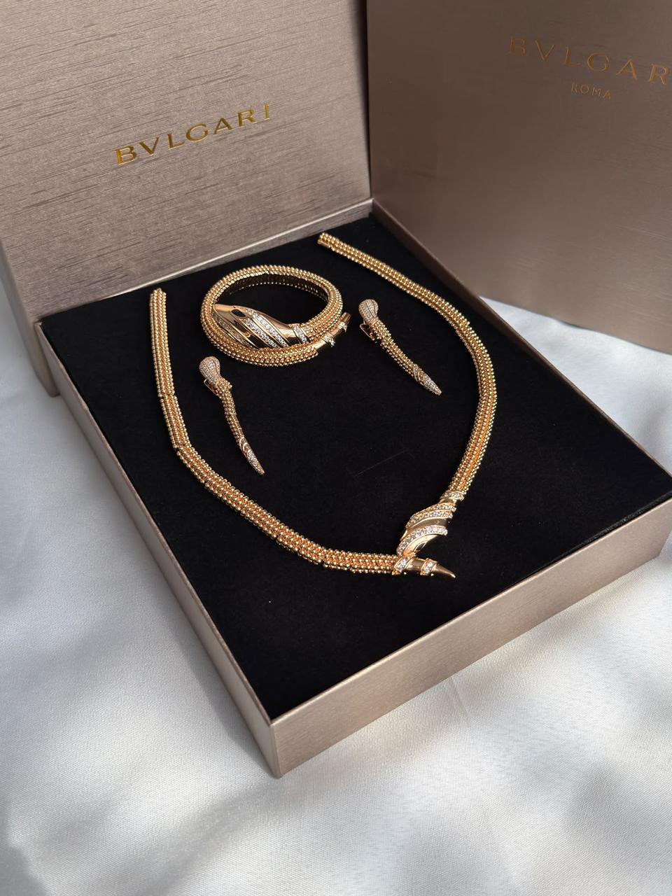 Full set jewelry.