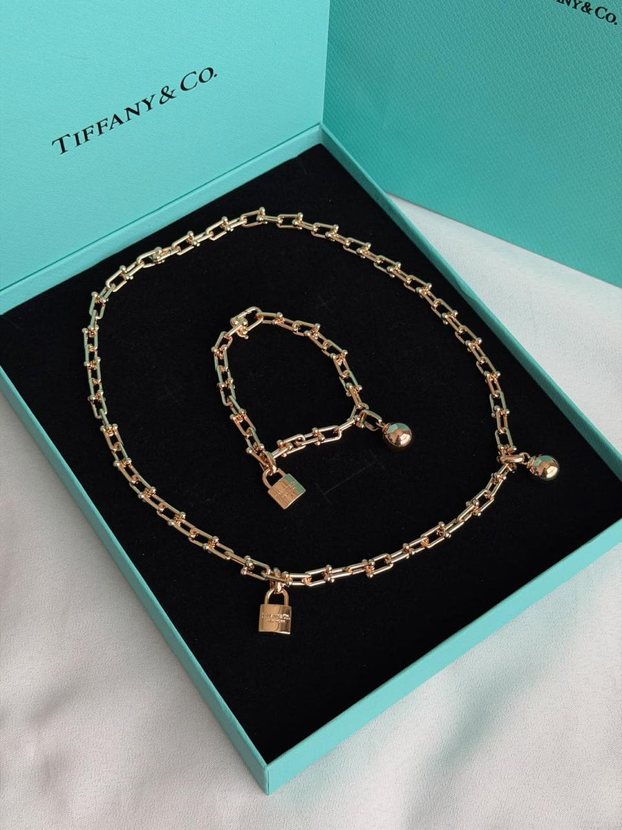 Full set jewelry.