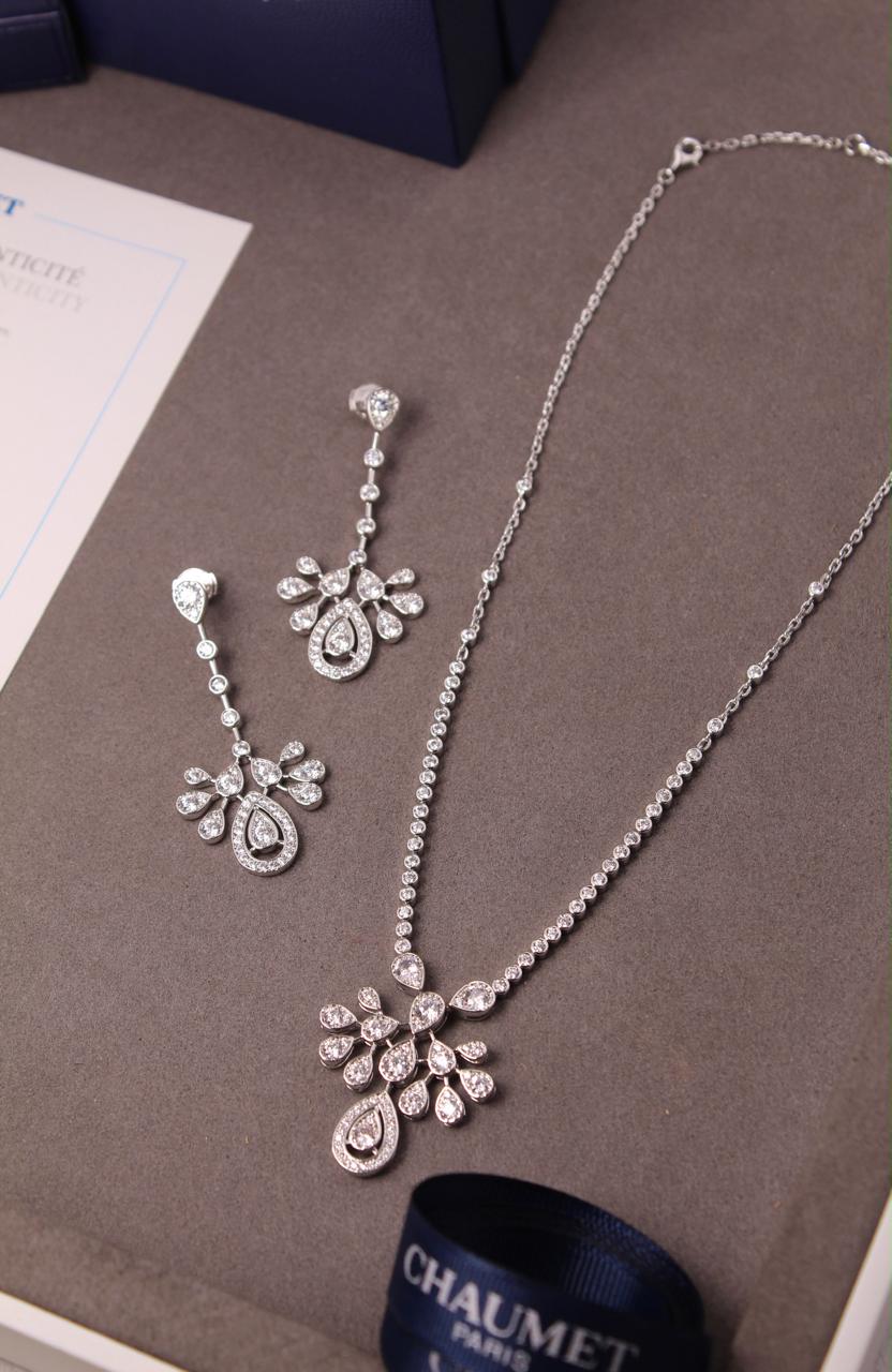 Full set jewelry.