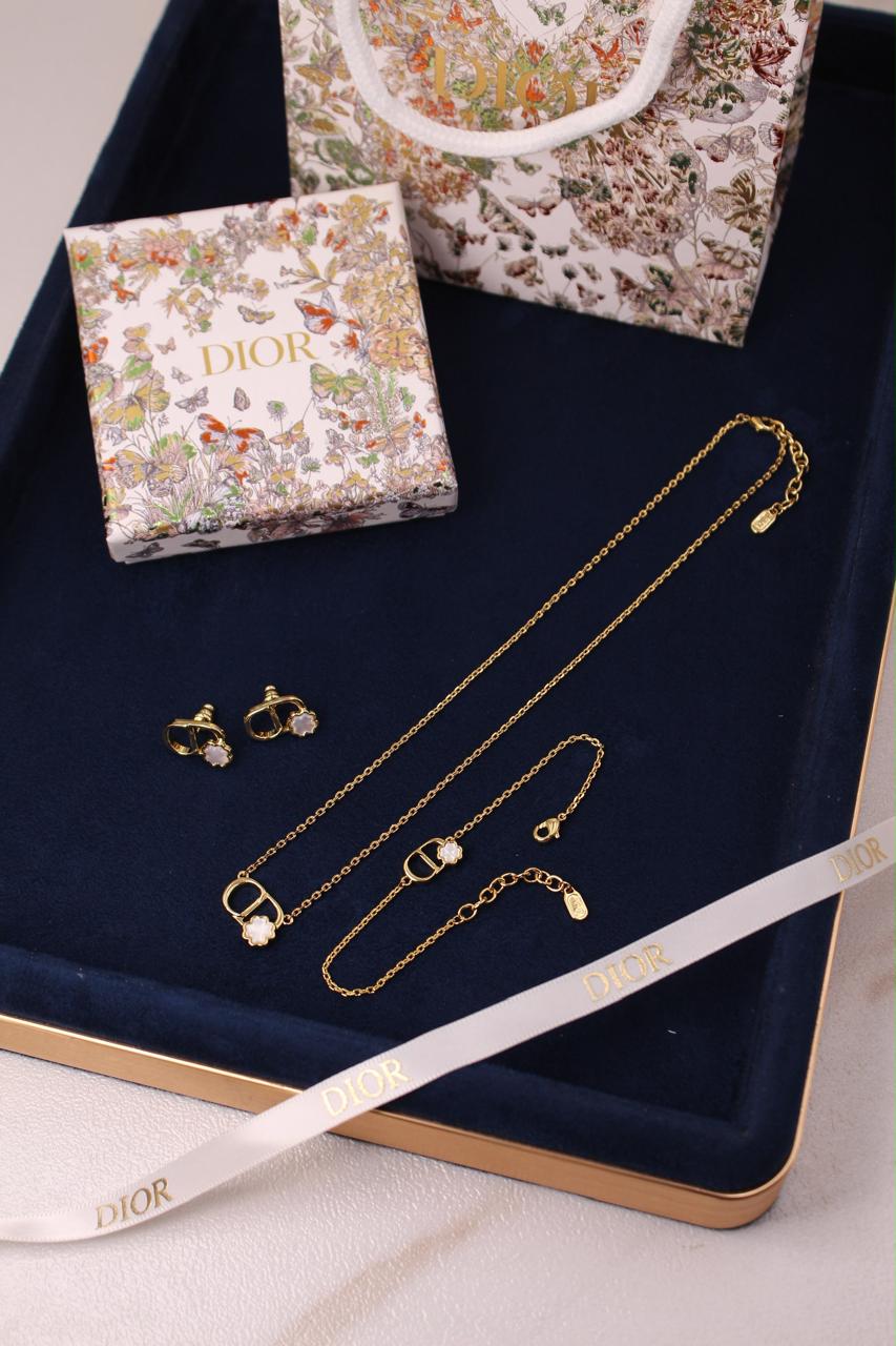 Full set jewelry.