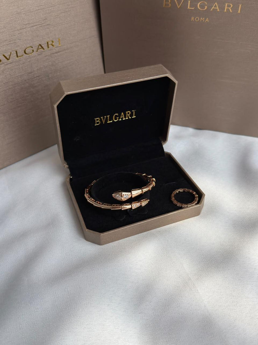 Bracelets & brooches