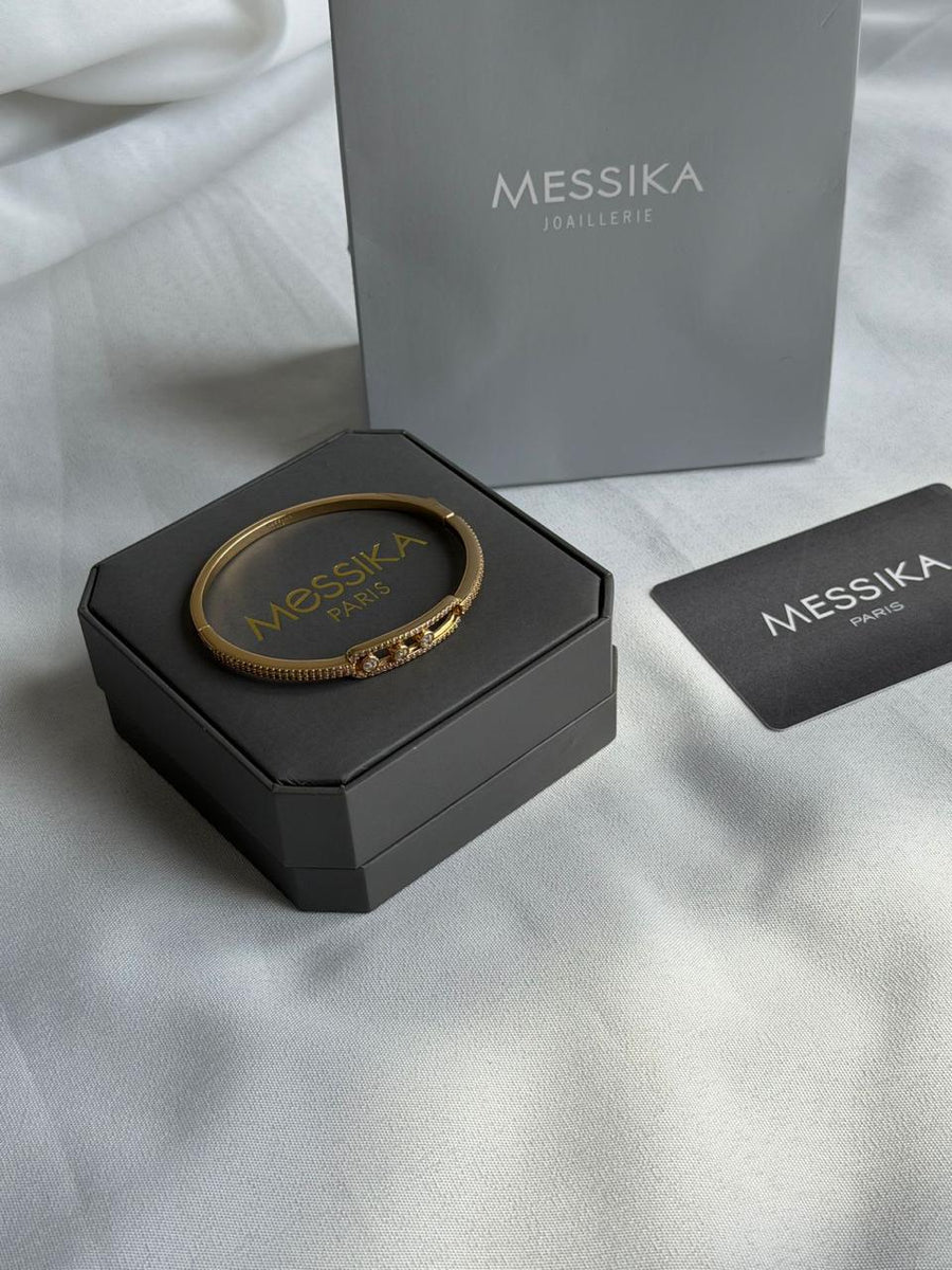 Bracelets & brooches