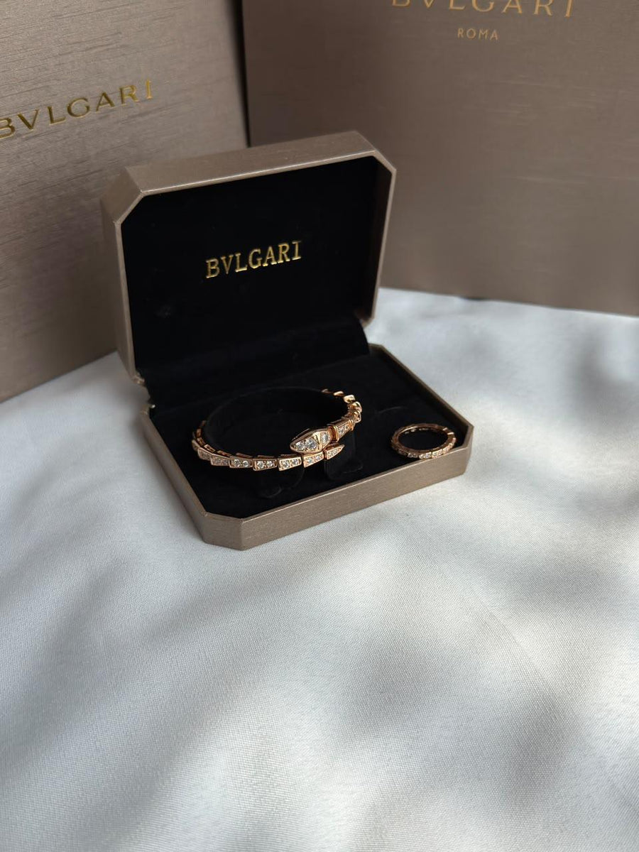 Bracelets & brooches