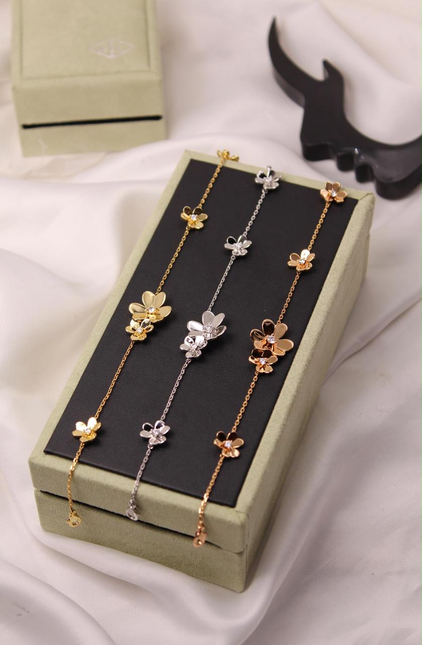 Bracelets & brooches