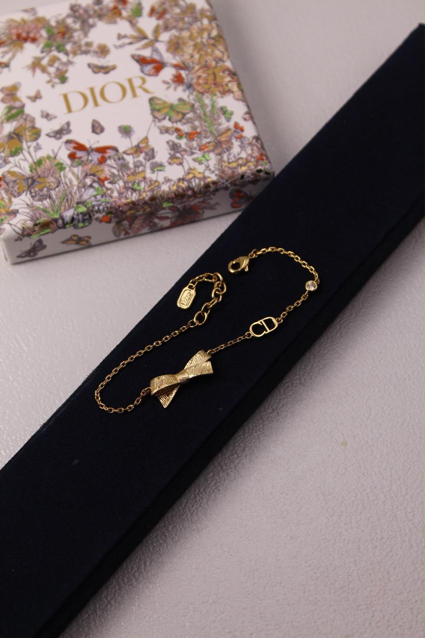 Bracelets & brooches