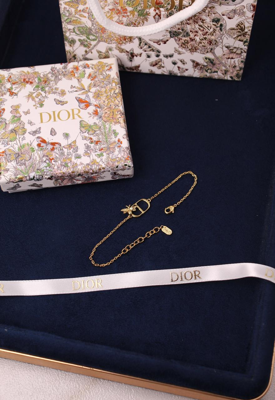 Bracelets & brooches