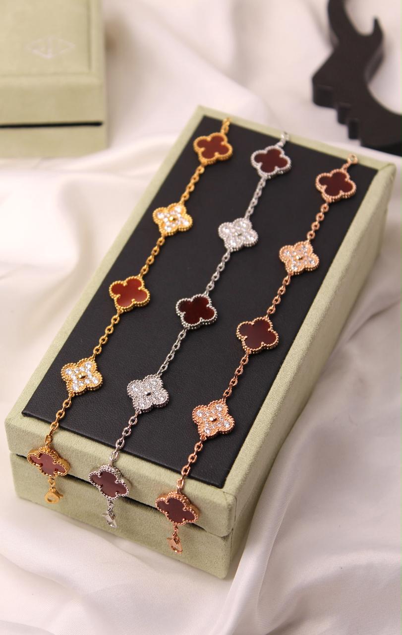 Bracelets & brooches