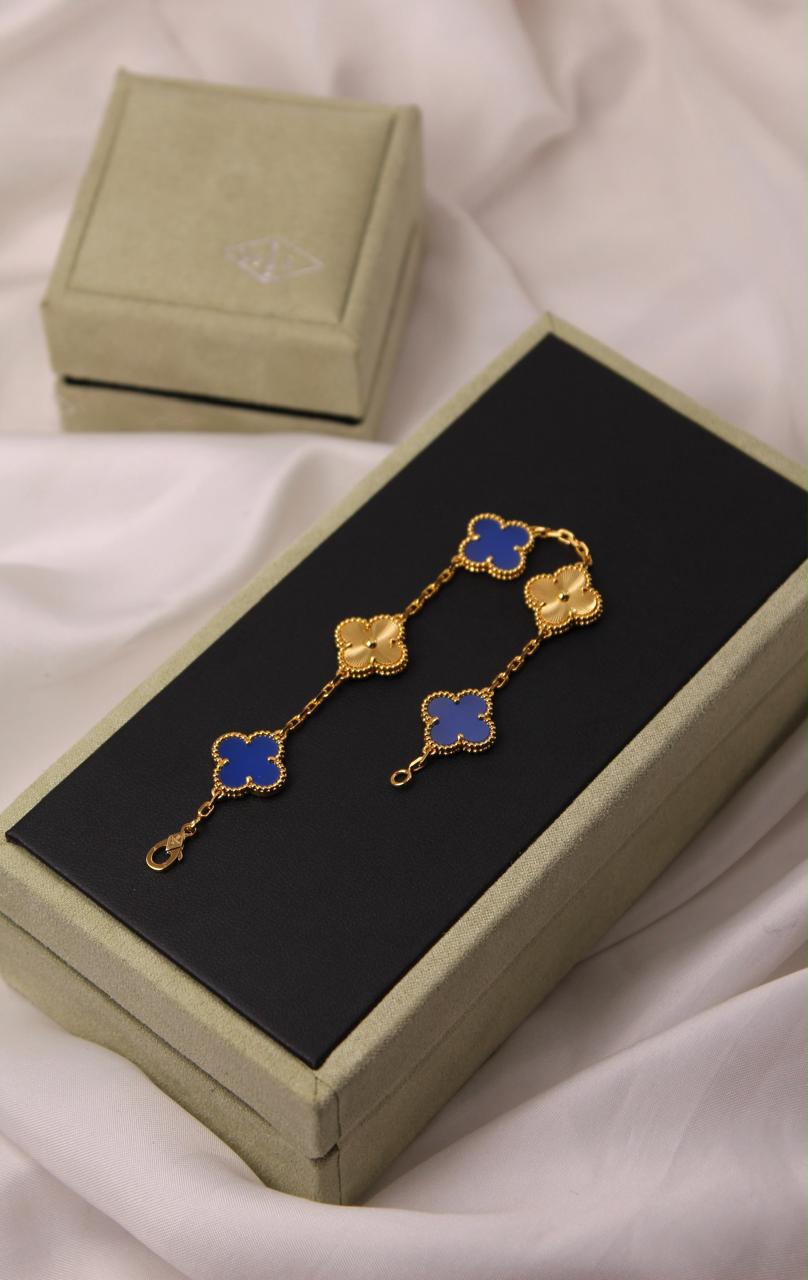 Bracelets & brooches