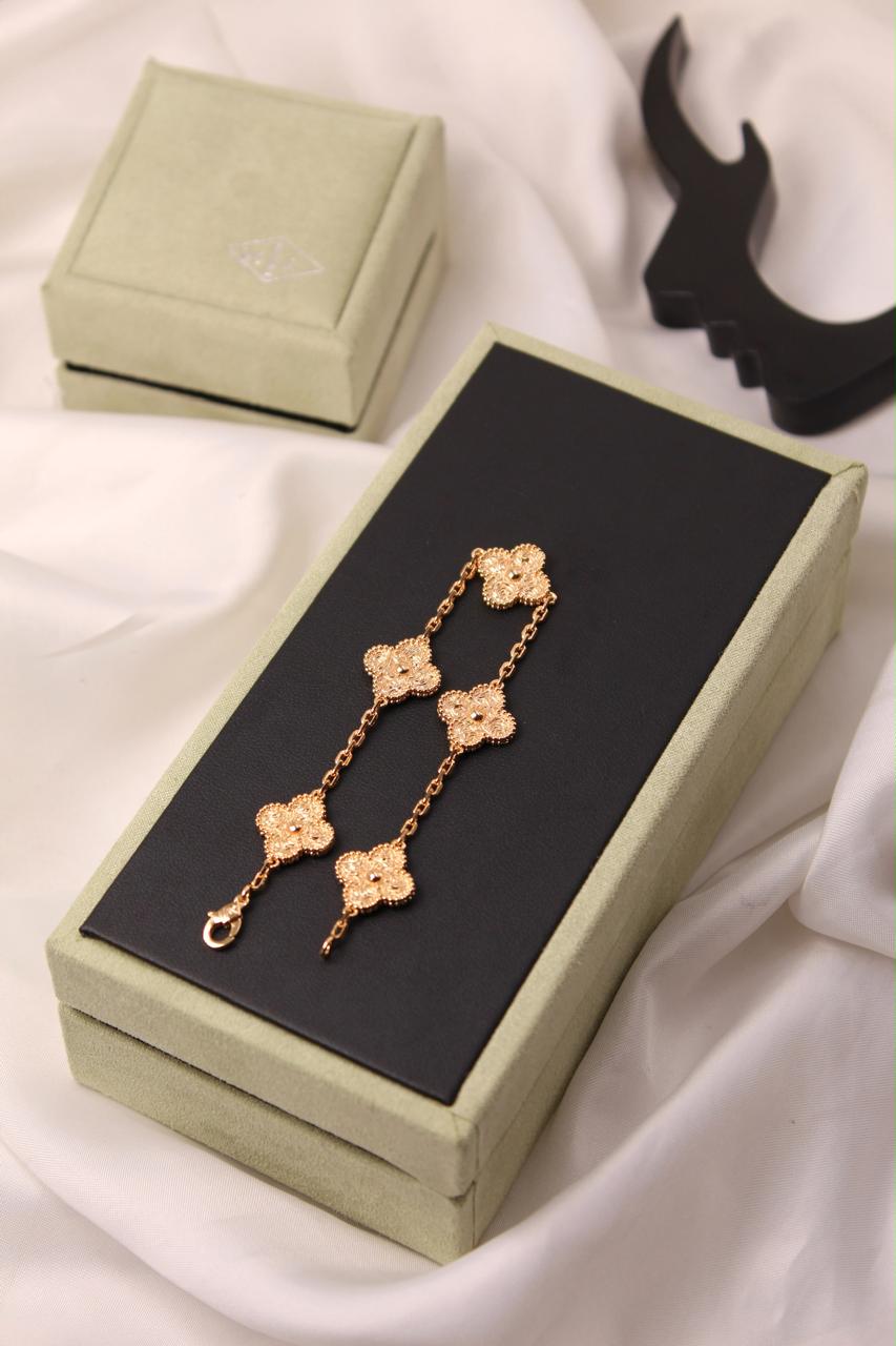 Bracelets & brooches
