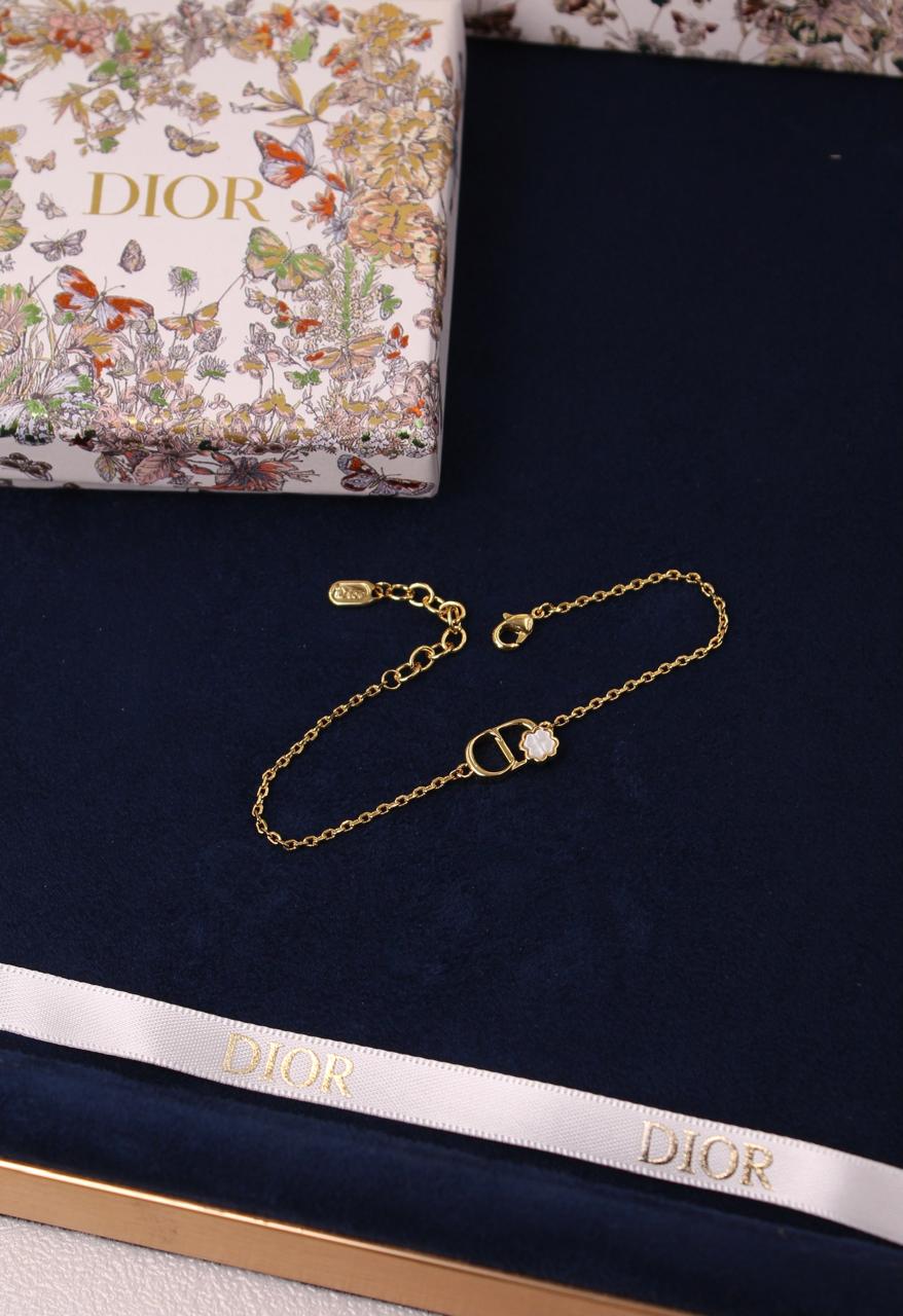 Bracelets & brooches