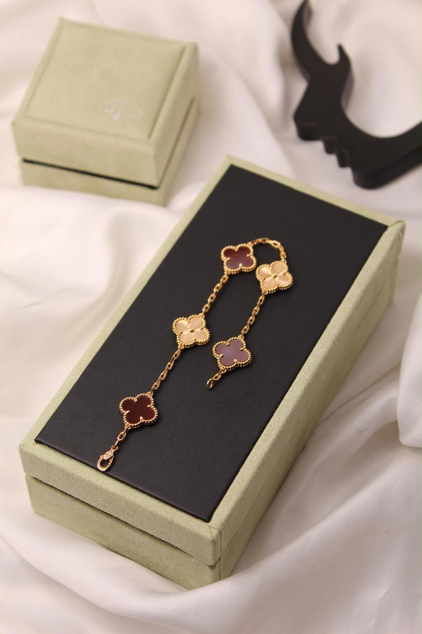 Bracelets & brooches