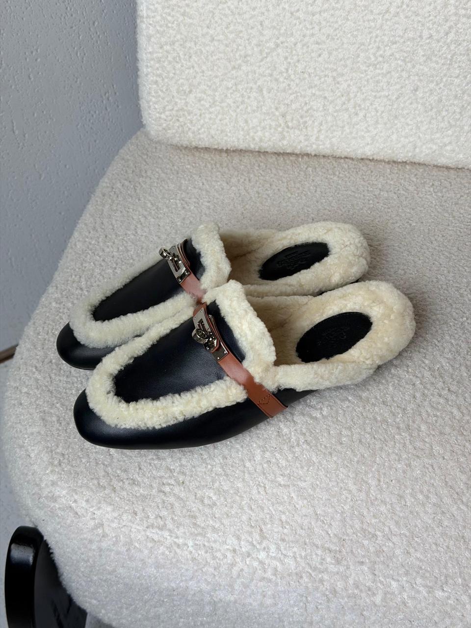 Ladies Hermes flats