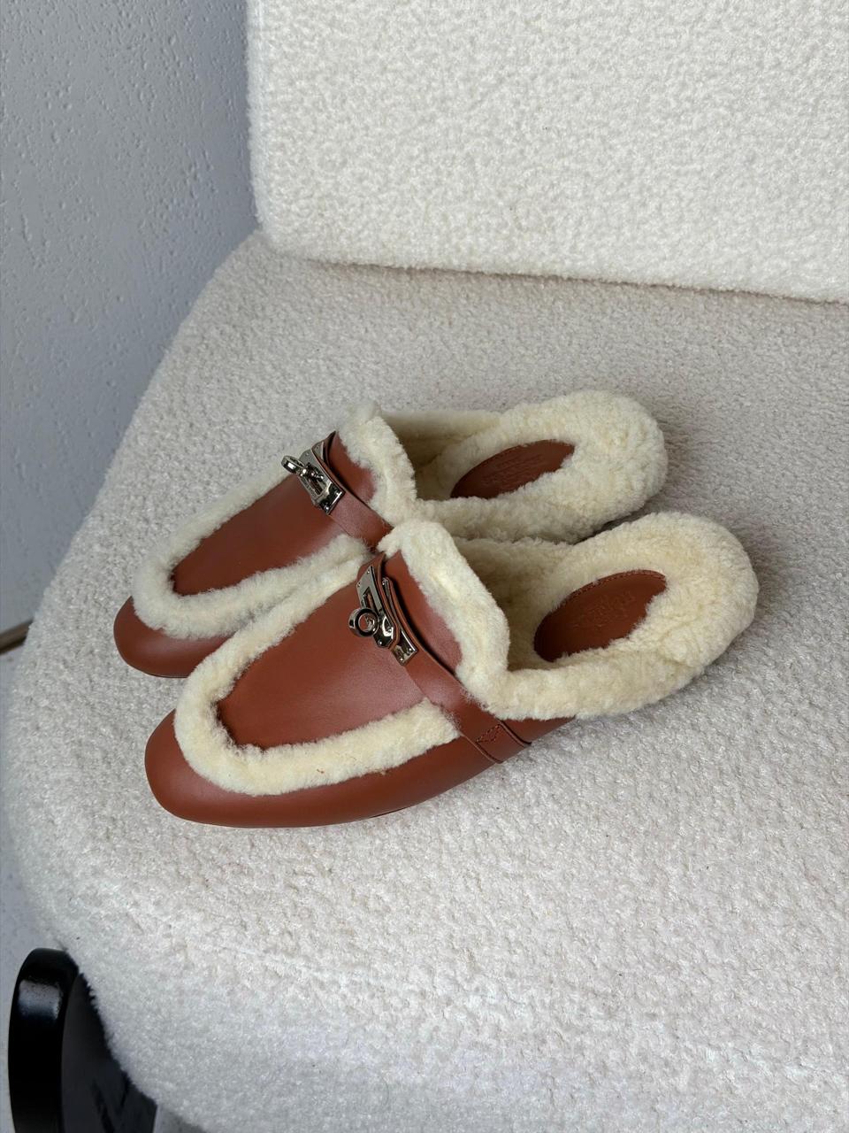 Ladies Hermes flats
