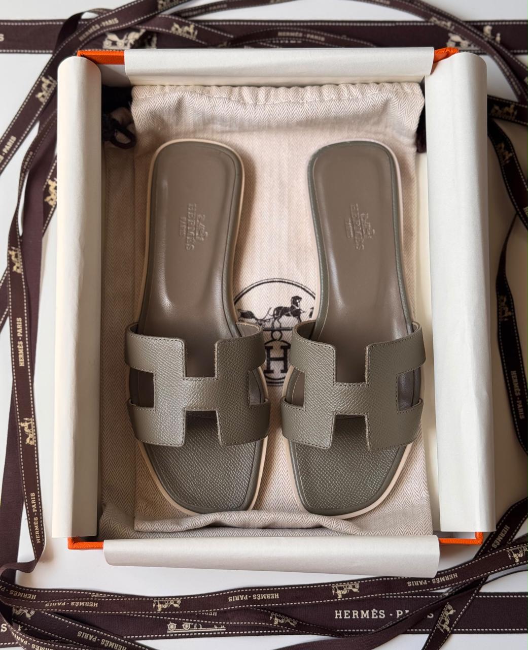 Ladies Hermes flats