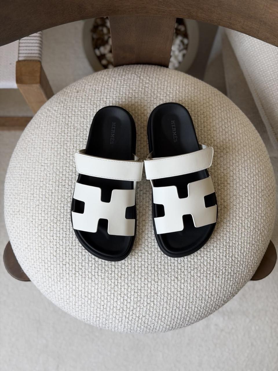 Ladies Hermes flats