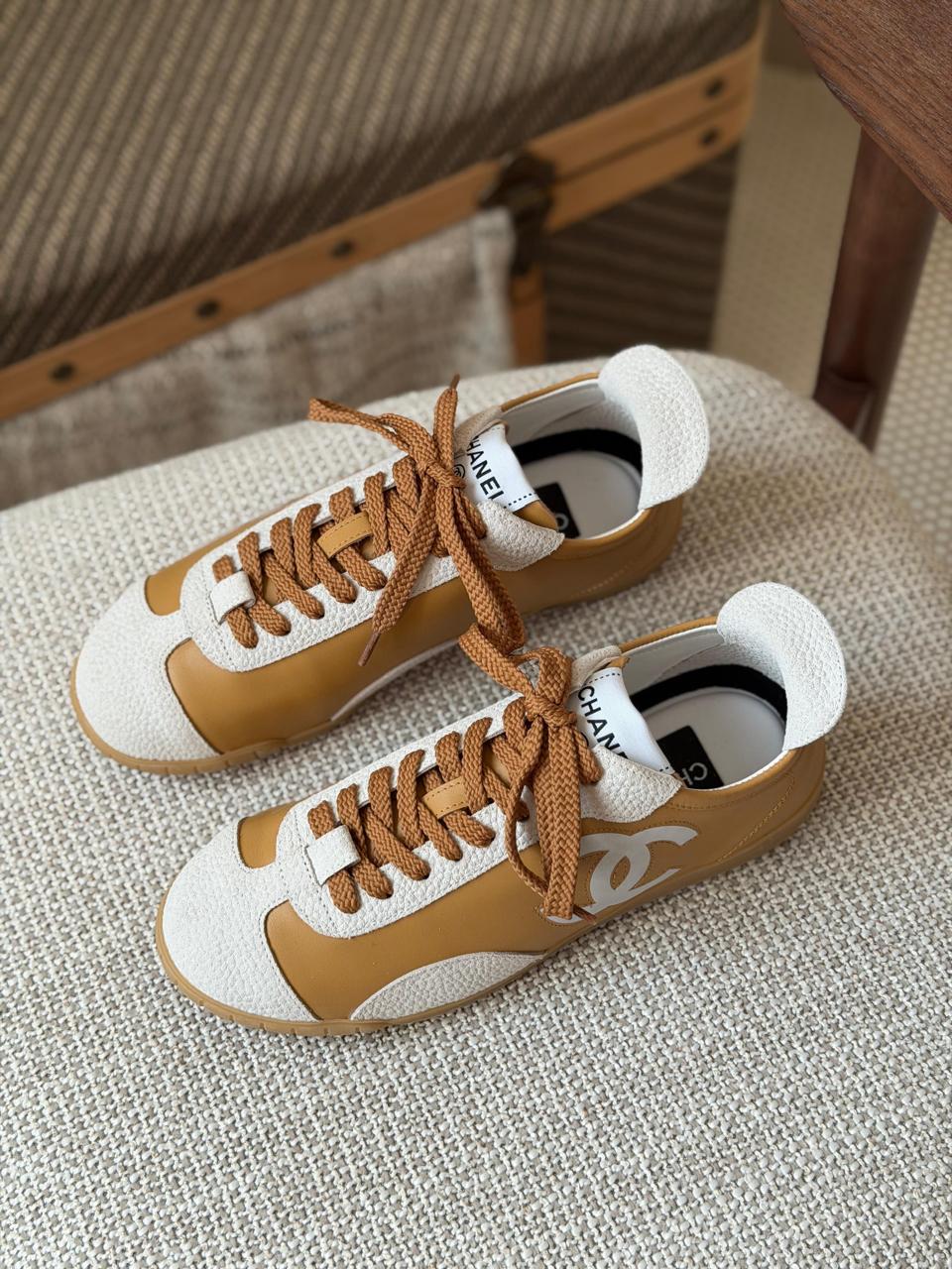 Ladies sneakers
