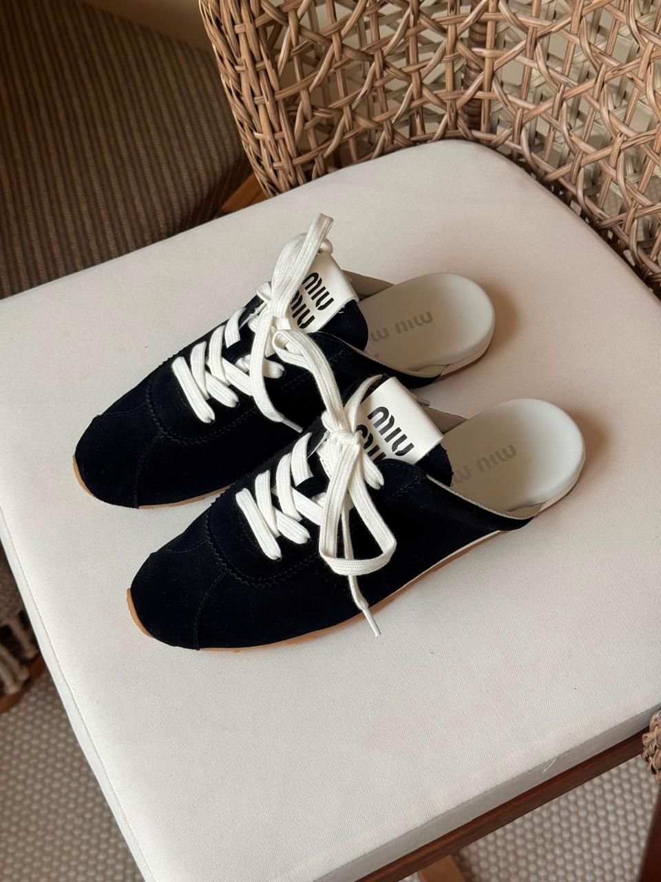 Ladies sneakers