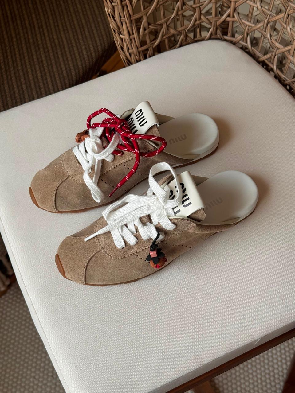 Ladies sneakers