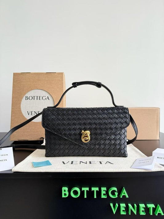Ladies bo**ega bags