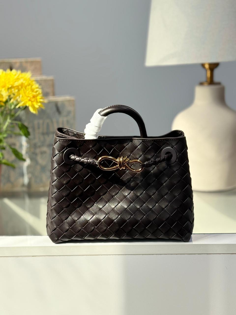 Ladies bo**ega bags