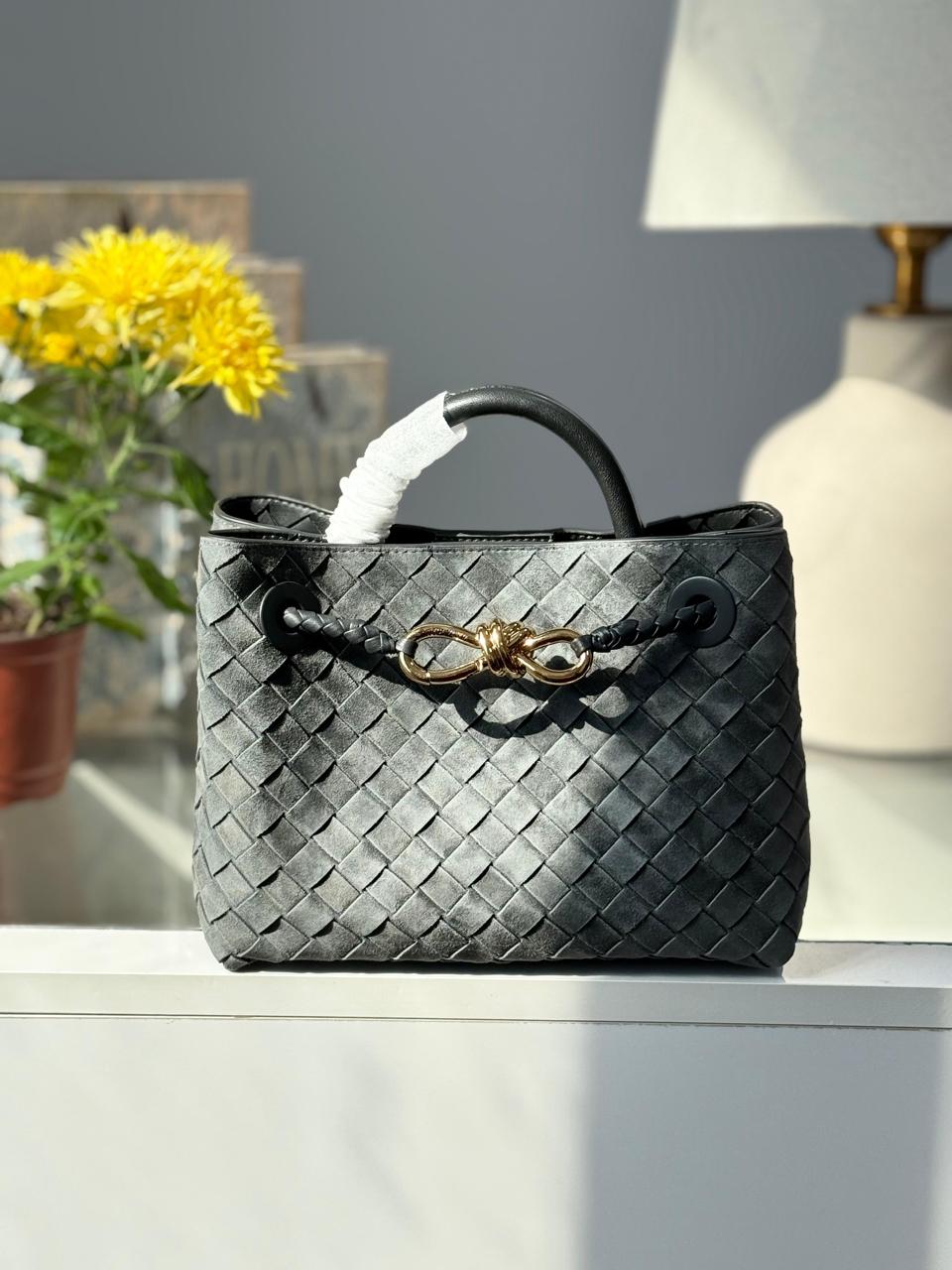 Ladies bo**ega bags
