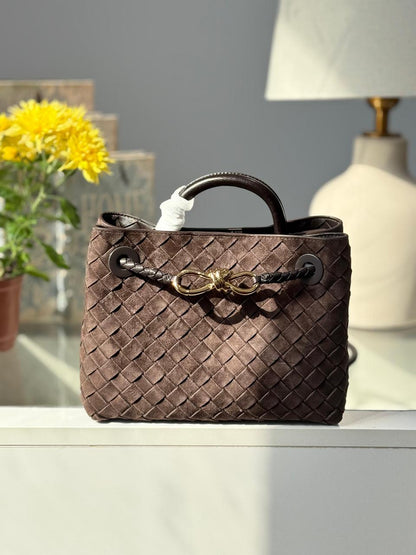 Ladies bo**ega bags