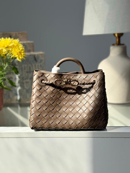 Ladies bo**ega bags