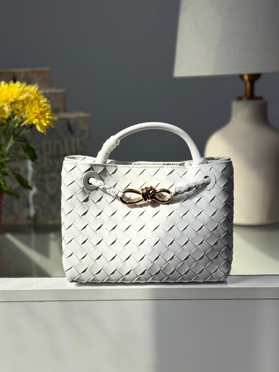 Ladies bo**ega bags