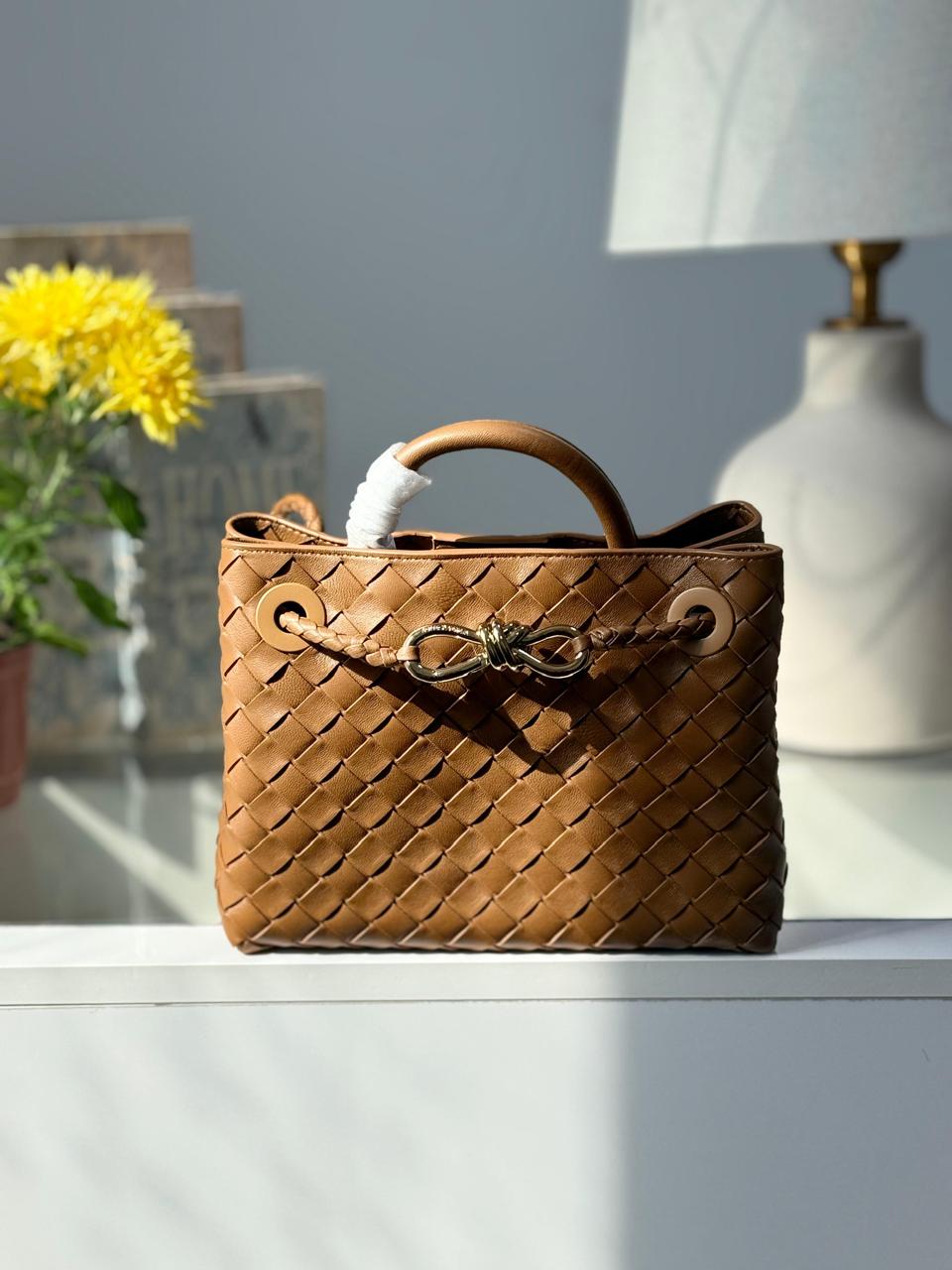 Ladies bo**ega bags