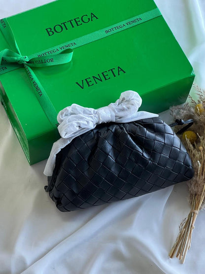 Ladies bo**ega bags
