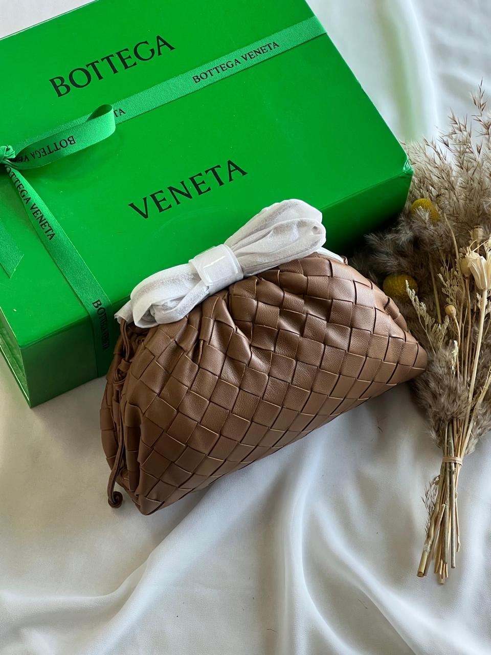 Ladies bo**ega bags