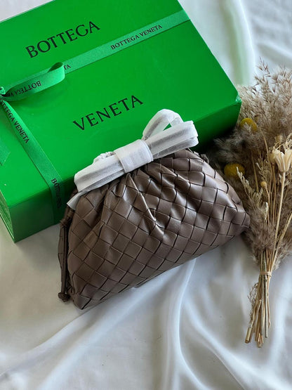 Ladies bo**ega bags