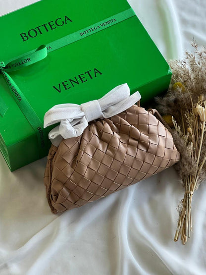 Ladies bo**ega bags