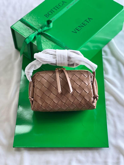 Ladies bo**ega bags