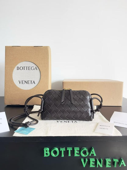 Ladies bo**ega bags